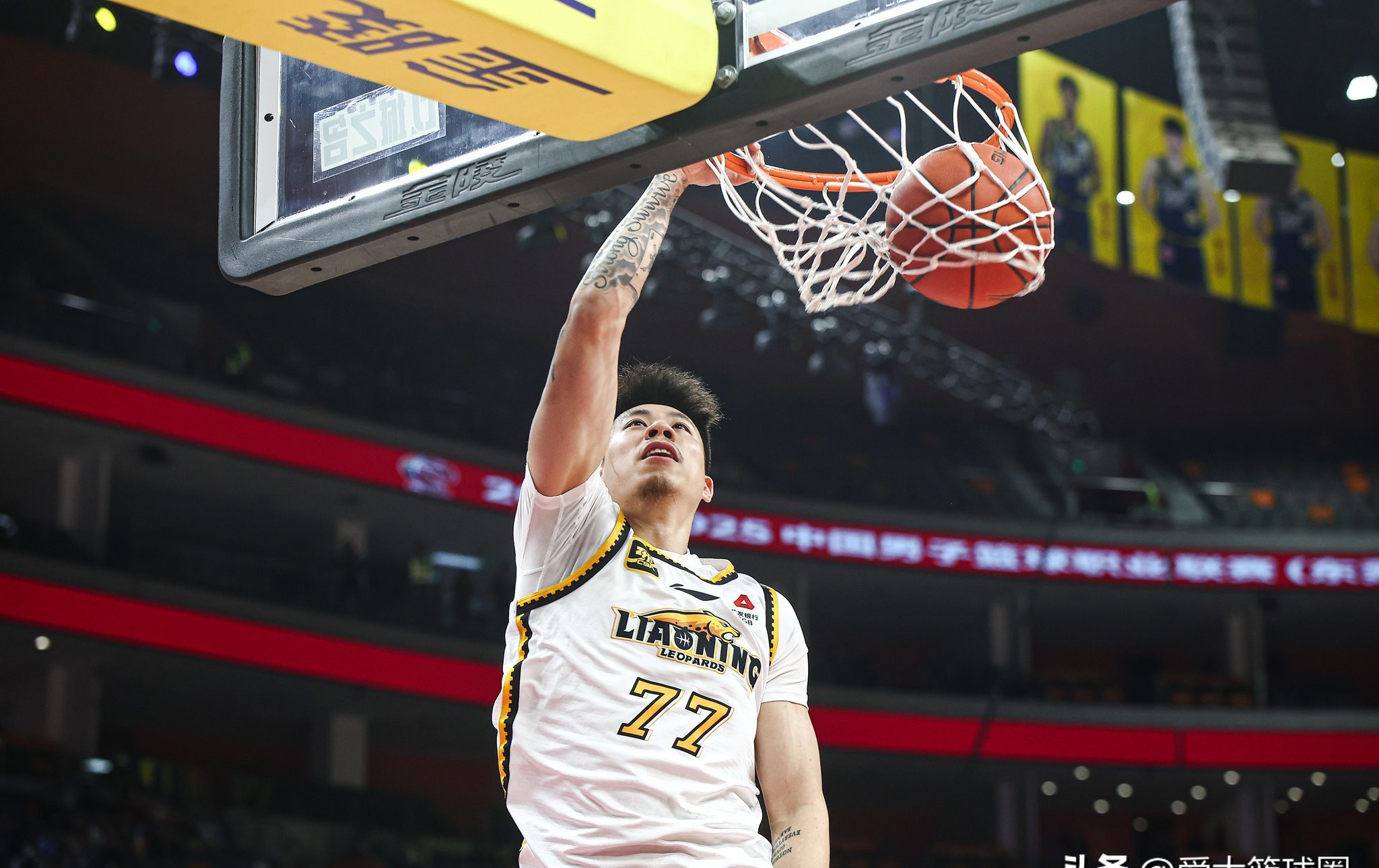 辽宁男篮CBA战胜天津先行者张镇麟暴扣得分 辽宁男篮CBA战胜天津先行者张镇麟暴扣得分